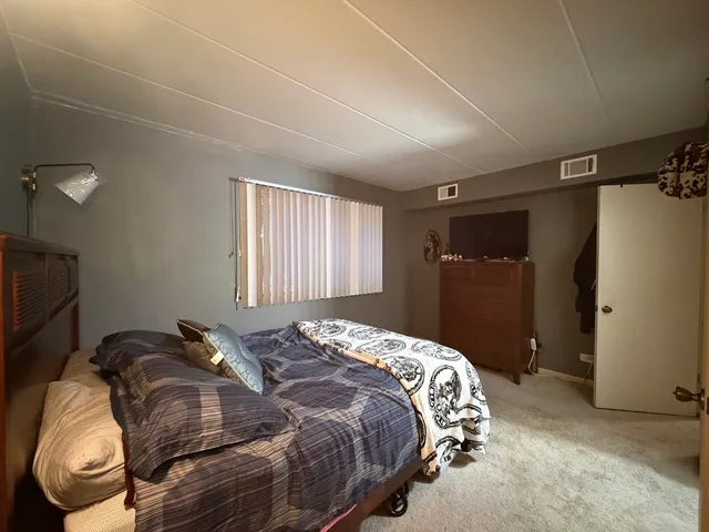 $180,000 | 10002 South Pulaski Road, Unit 207, Oak Lawn, IL 60453