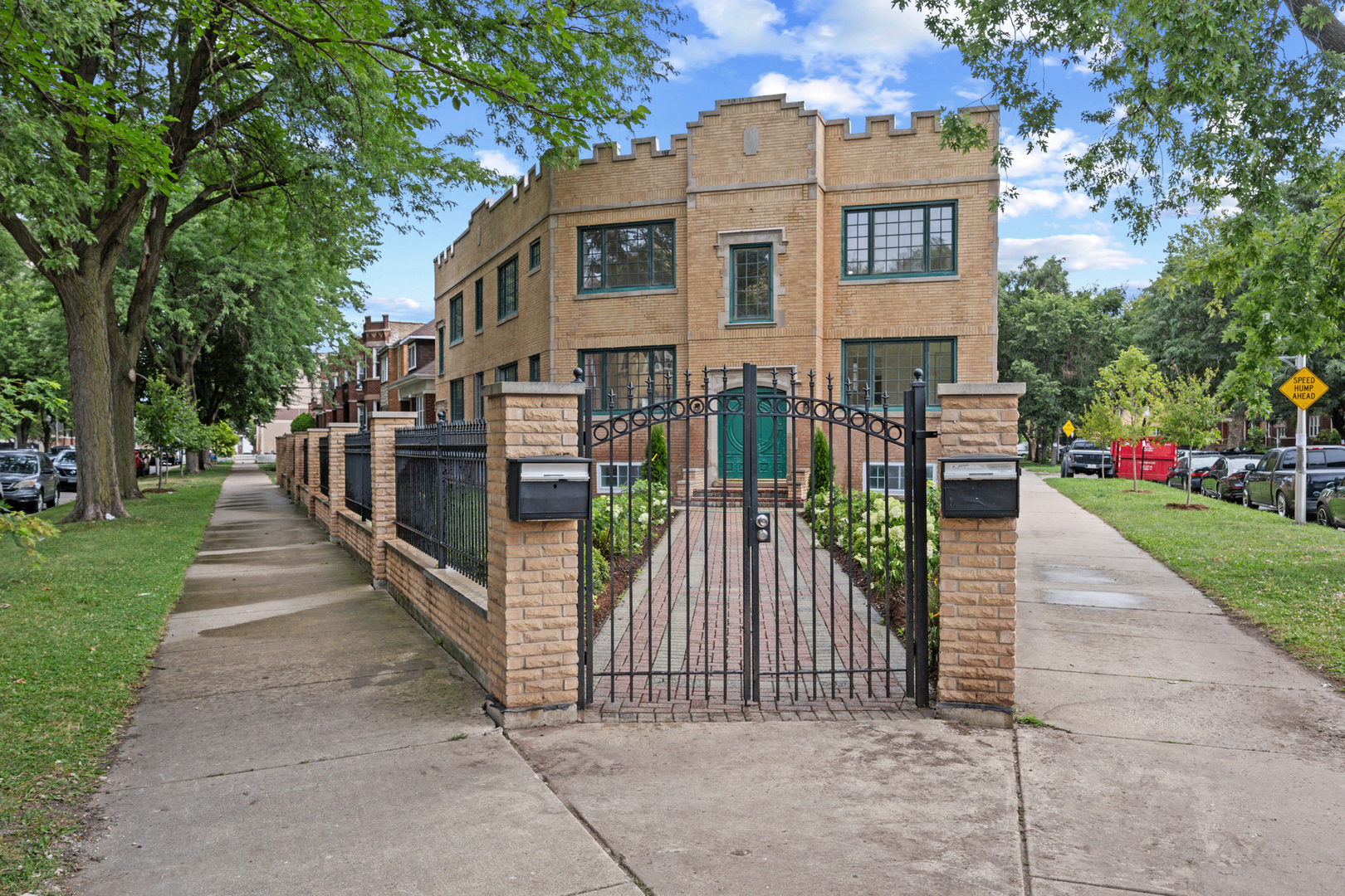 3107 North Harding Avenue, Unit 2W Chicago, IL 60618 - Photo 2 of 14 Gallery Image 2
