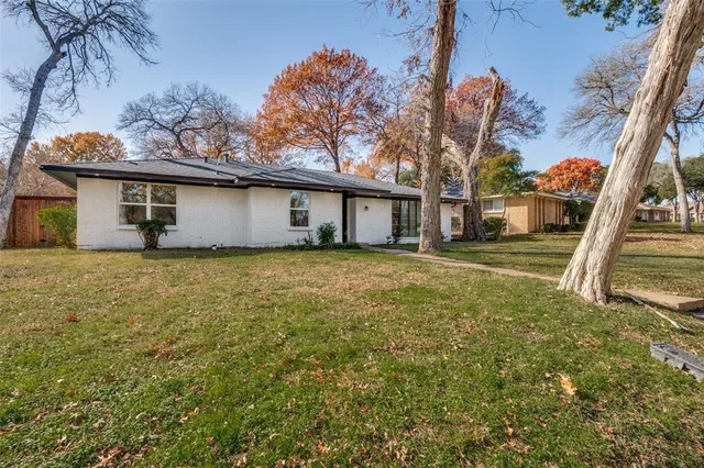 a view of a house with a yard