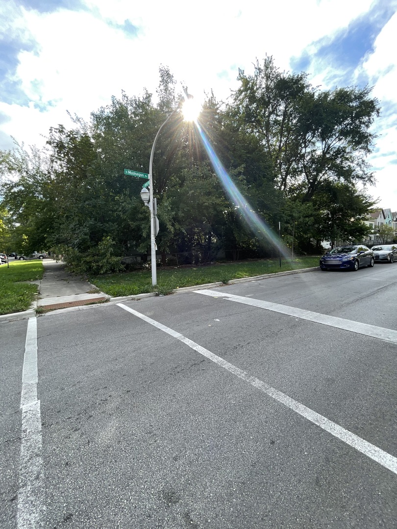 2841 East 89th Street Chicago, IL 60617 - Photo 2 of 8 a view of a basketball court