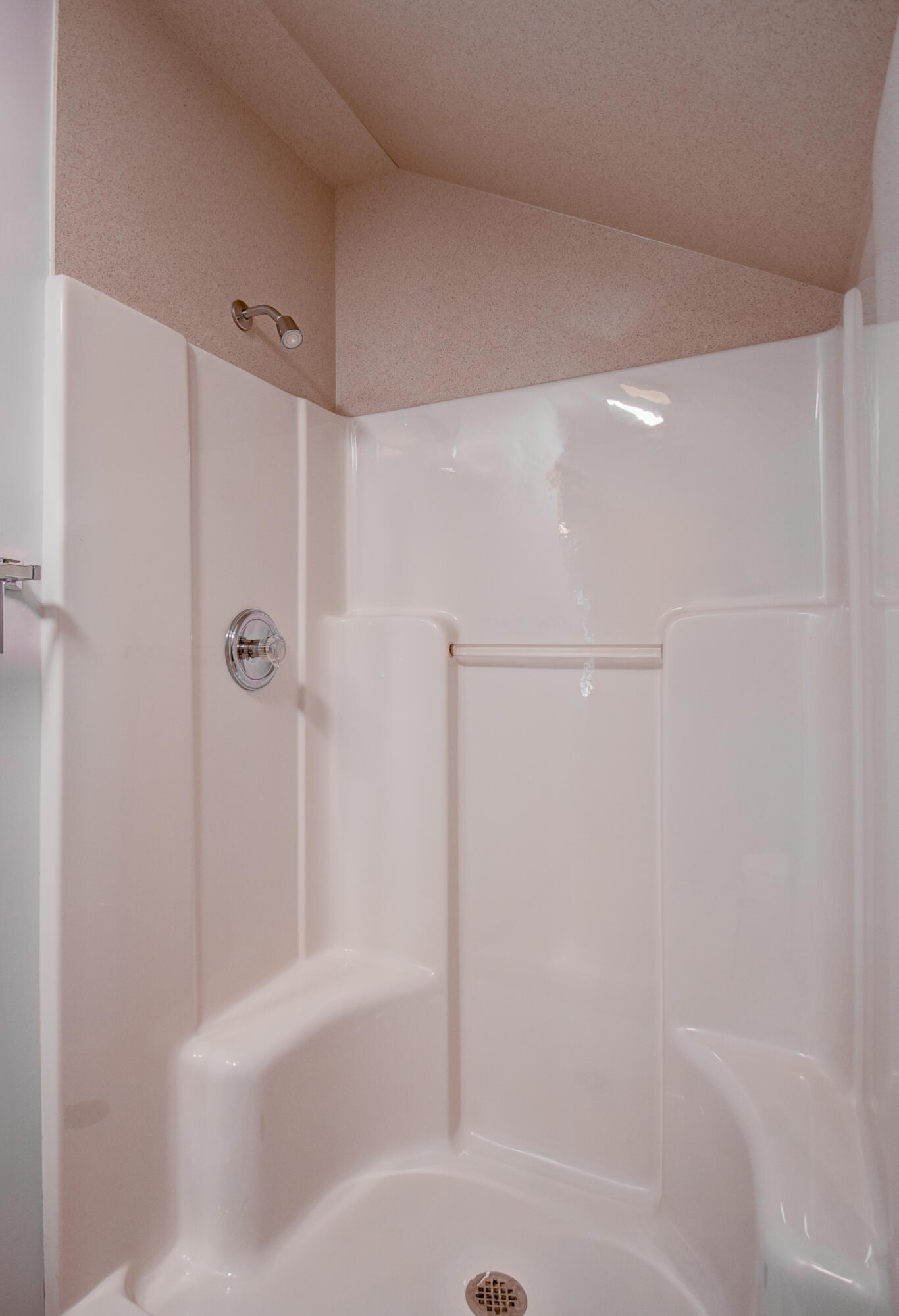 93 West Richton Road Crete, IL 60417 - Photo 30 of 51 a bathroom with a bathtub