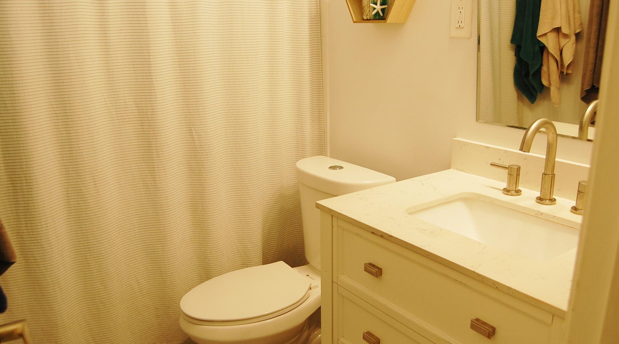 26 Ridgewood Circle Tequesta, FL 33469 - Photo 17 of 24 Guest Bath