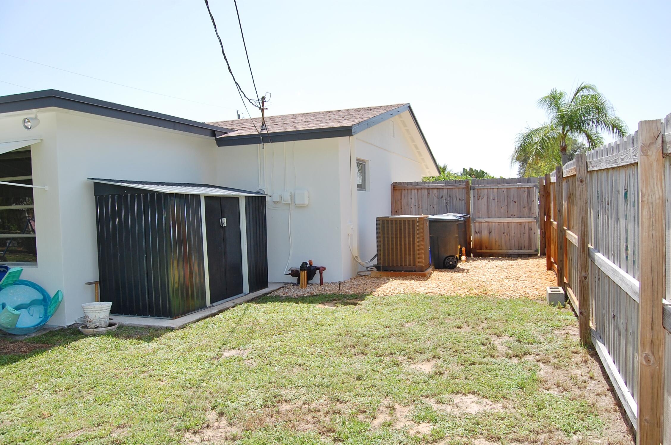 26 Ridgewood Circle Tequesta, FL 33469 - Photo 19 of 24 Fenced Back Yard