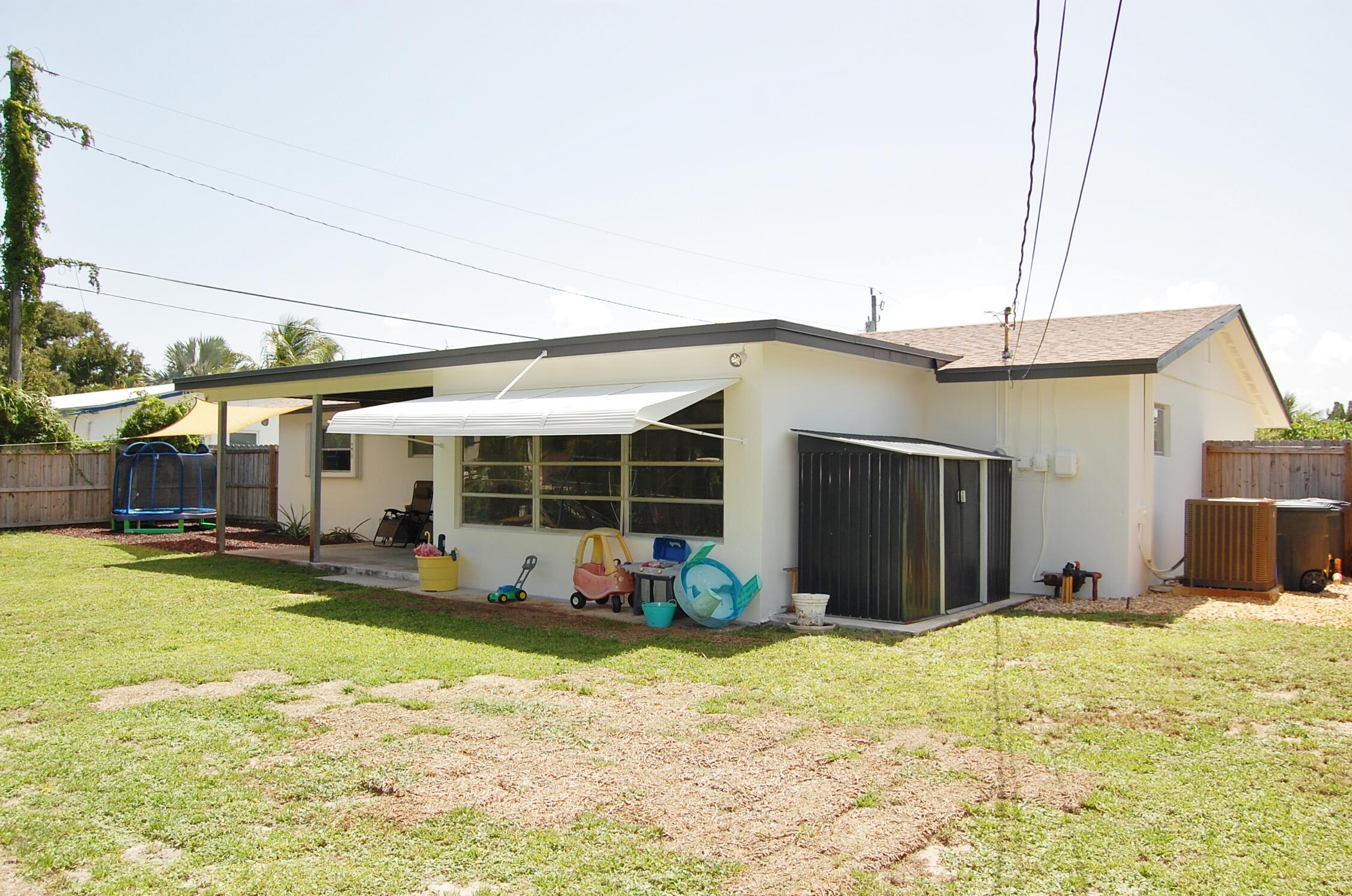 26 Ridgewood Circle Tequesta, FL 33469 - Photo 20 of 24 Fenced Back Yard