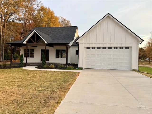 $464,999 | 406 Edgewood Drive, Belton, SC 29627