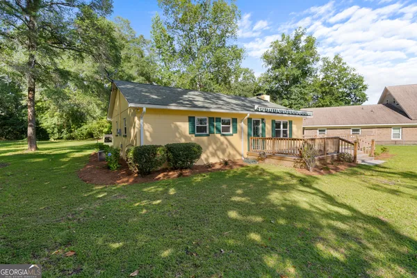a view of a house with a backyard