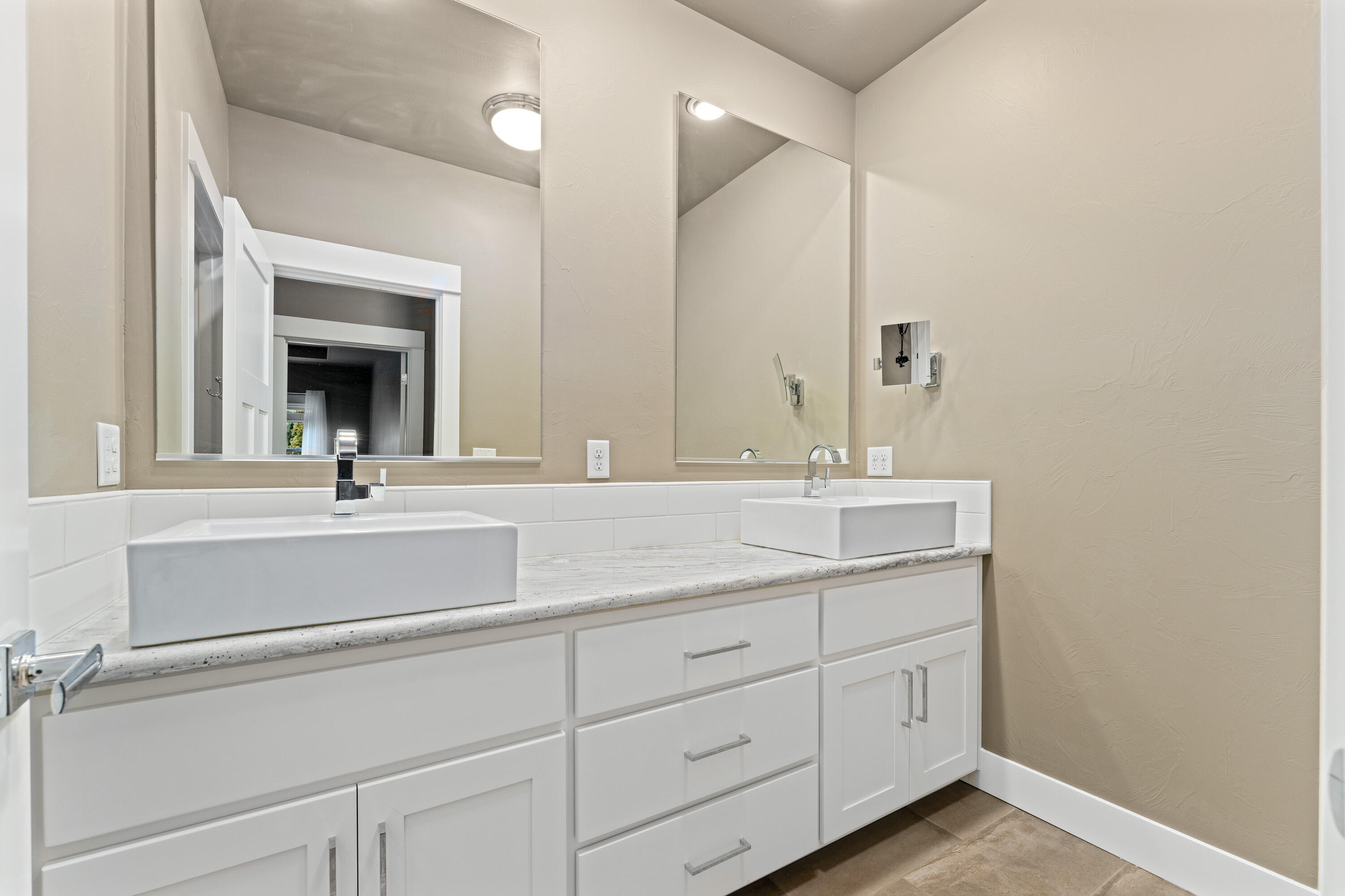 1184 Boulder Ridge Street Central Point, OR 97502 - Photo 13 of 26 Hall Ba