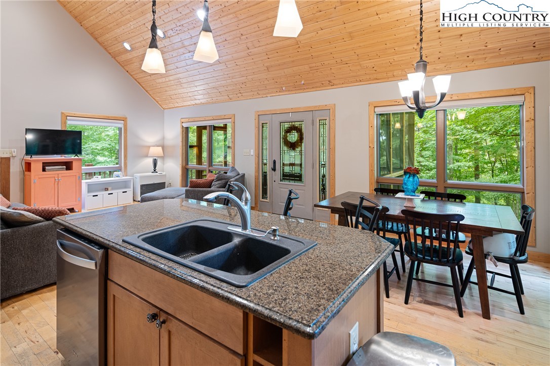 481 Silverleaf Road Zionville, NC 28698 - Photo 9 of 35