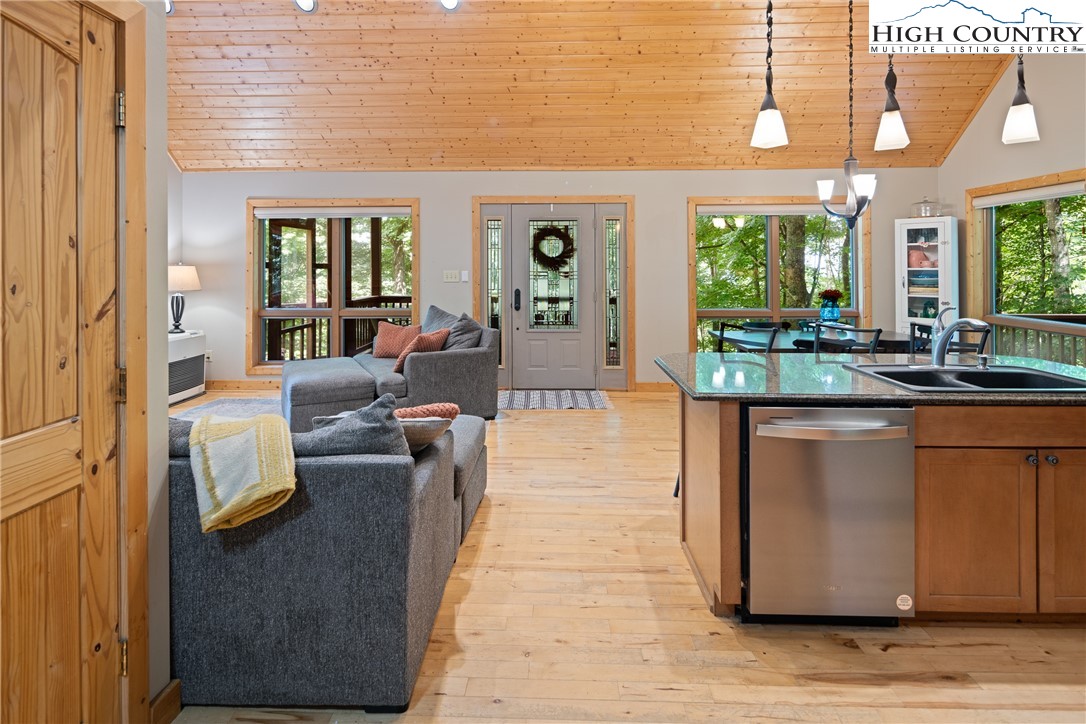 481 Silverleaf Road Zionville, NC 28698 - Photo 10 of 35