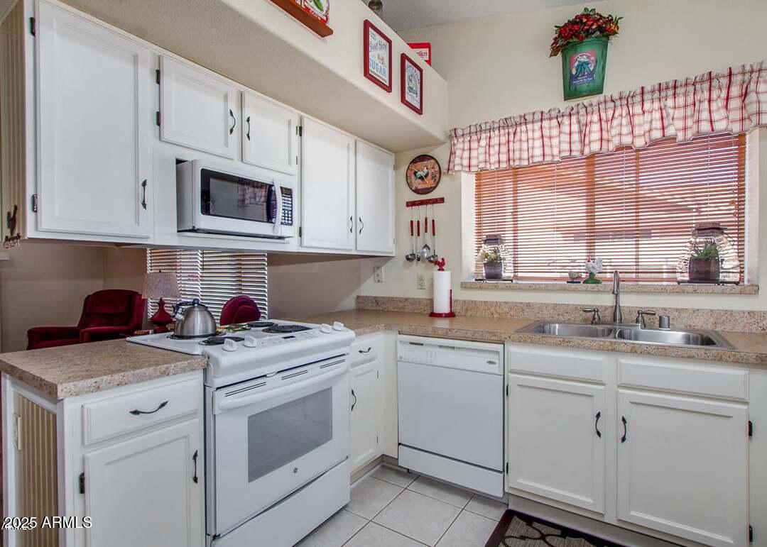 7738 West Shangri-la Road Peoria, AZ 85345 - Photo 10 of 30