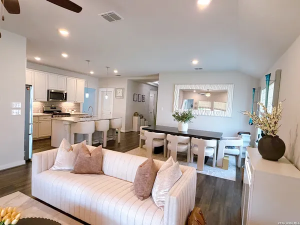 $2,400 | 3834 Glenloch Way, Converse, TX 78109