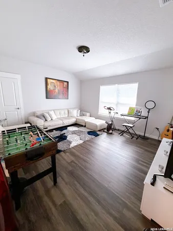 $2,400 | 3834 Glenloch Way, Converse, TX 78109