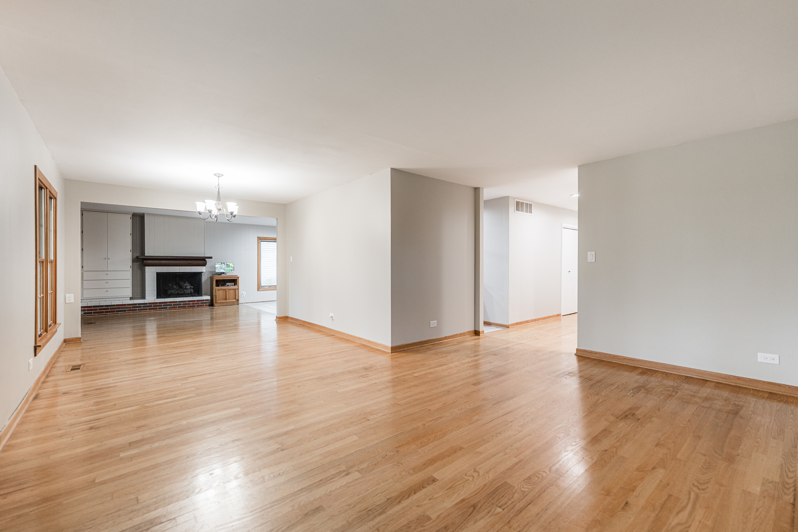 21W581 Buckingham Road Glen Ellyn, IL 60137 - Photo 2 of 18 Gallery Image 2
