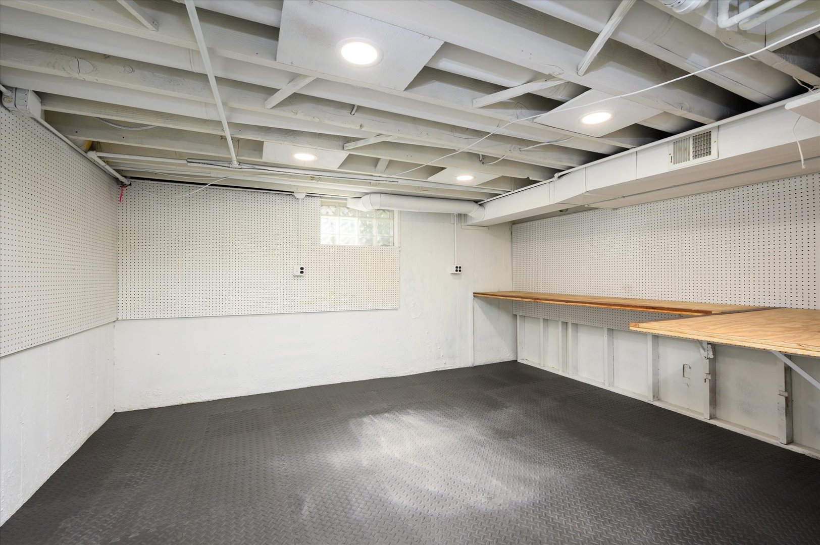 1037 Spring Road Elmhurst, IL 60126 - Photo 21 of 36 a view of a room with racks