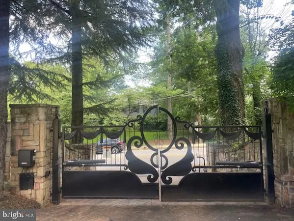 a view of a entrance door of the house