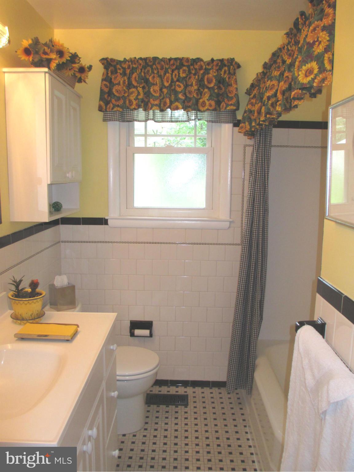9505 Buckhorn Road Baltimore, MD 21234 - Photo 18 of 30 Hall Full Bathroom