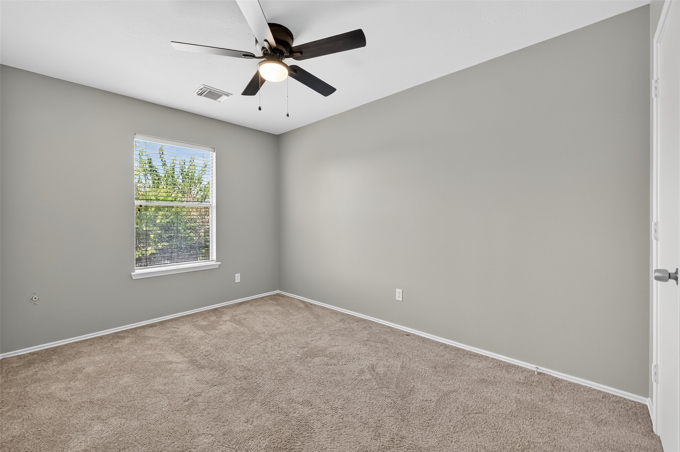 1107 Pennygent Lane Channelview, TX 77530 - Photo 21 of 40 an empty room with windows and fan