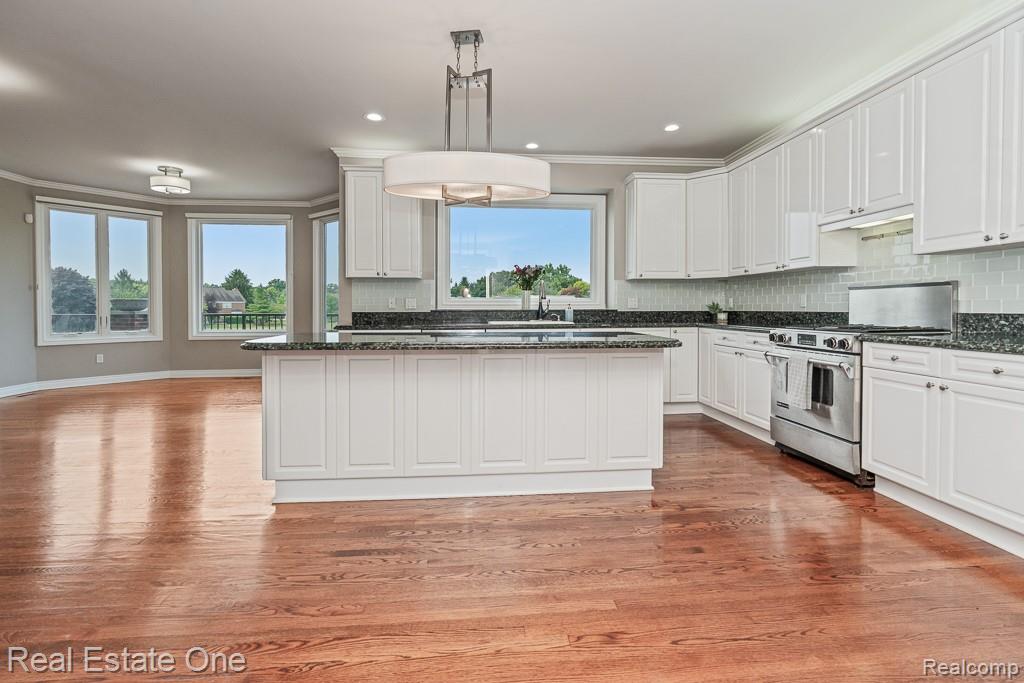5575 Murfield Drive Rochester, MI 48306 - Photo 16 of 53 Kitchen with many views of backyard/common area