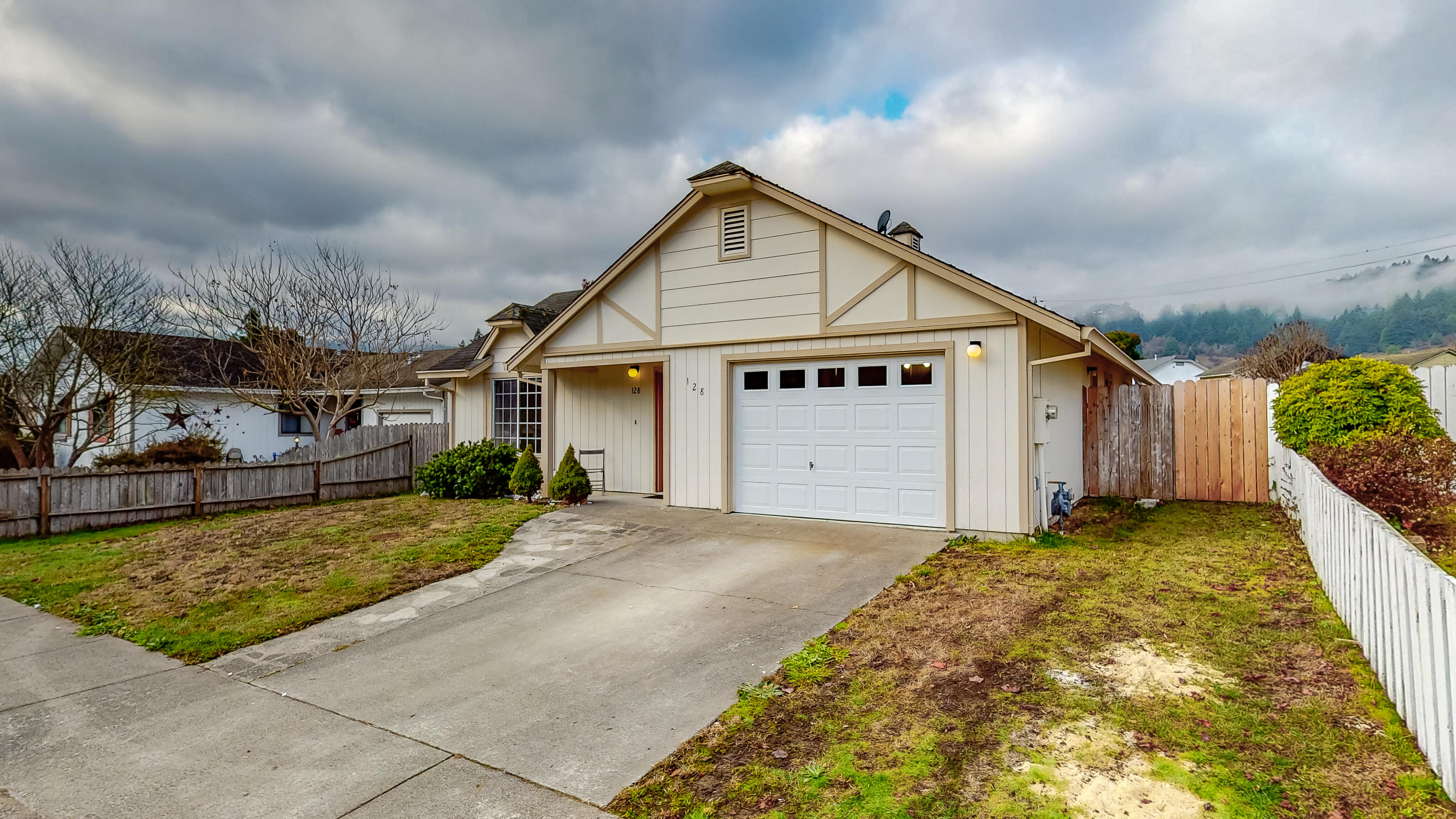 128 Meadow Bridge Lane Rio Dell, CA 95562 - Photo 2 of 43