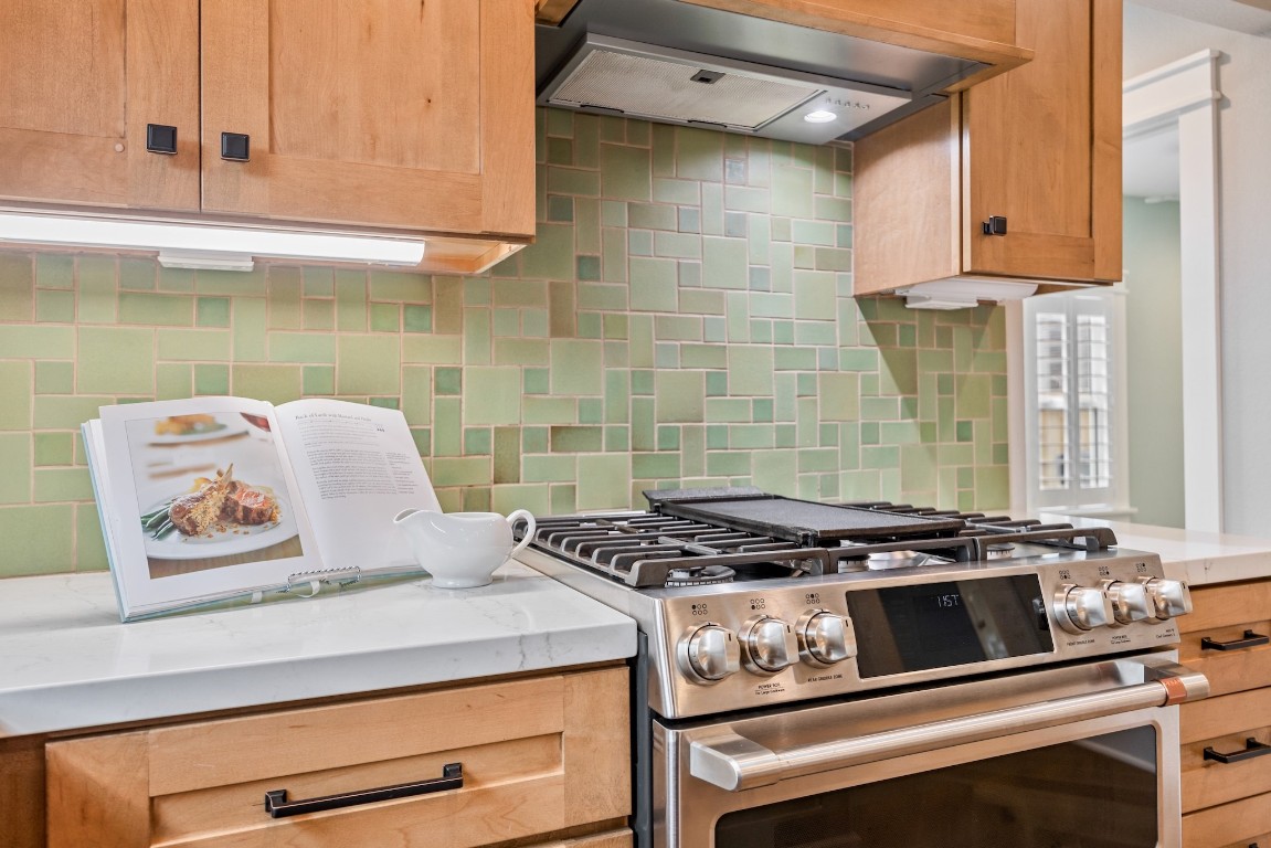 1104 Walton Street Houston, TX 77009 - Photo 11 of 27 A culinary masterpiece awaits with a natural gas range featuring six burners, double ovens, and a cast-iron griddle.