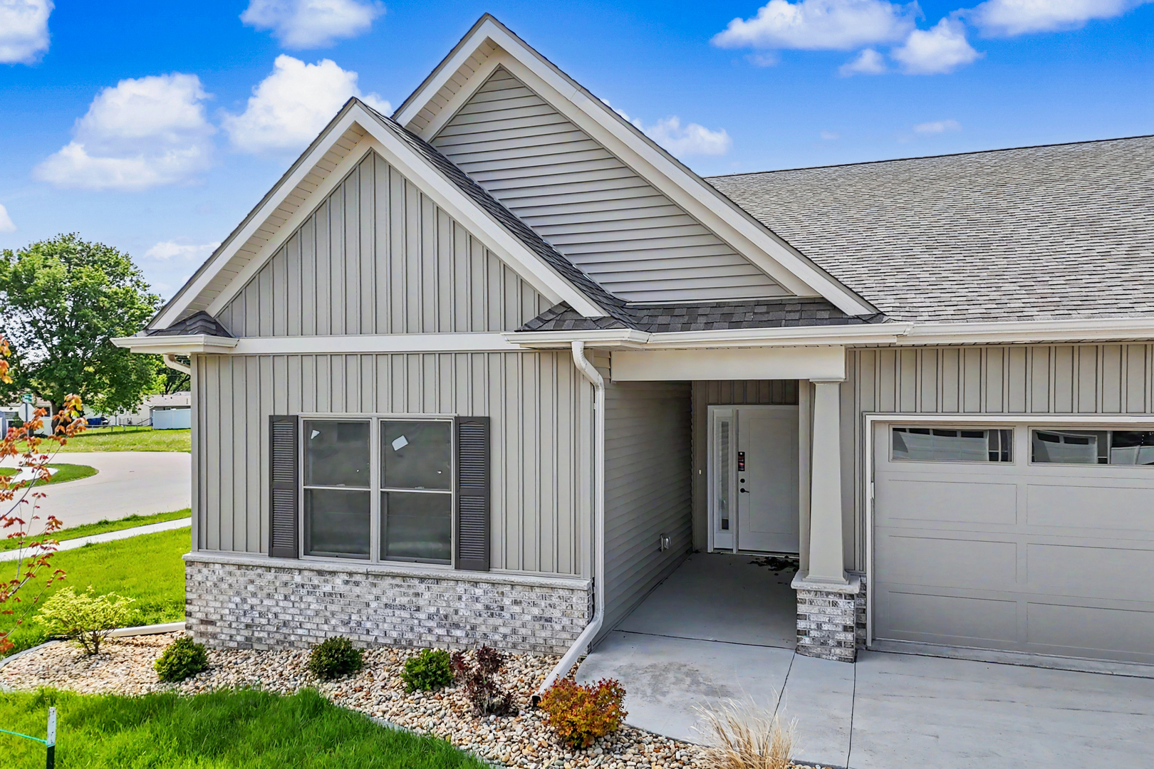 608 Kevin Road Blue Grass, IA 52726 - Photo 2 of 30