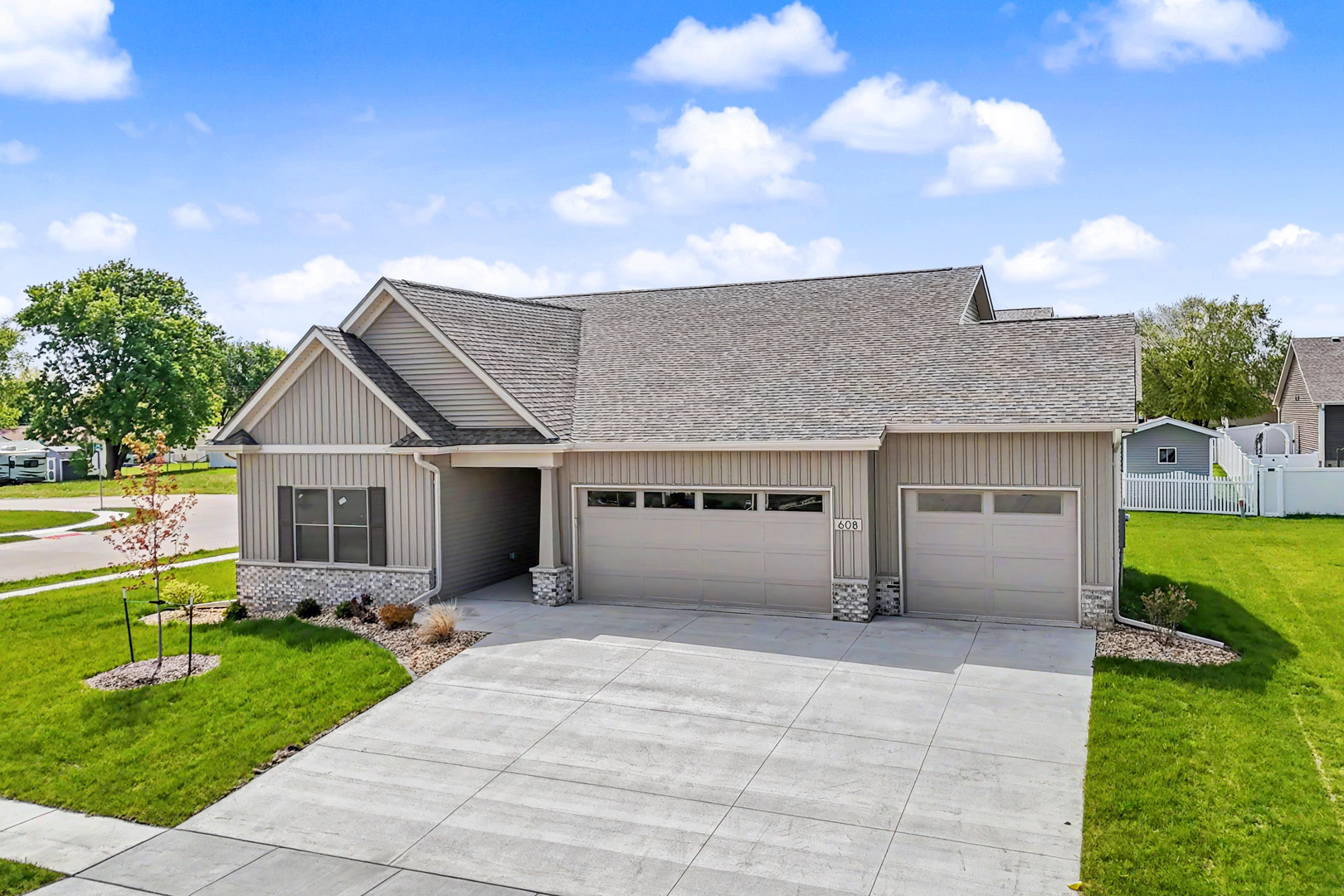 608 Kevin Road Blue Grass, IA 52726 - Photo 3 of 30