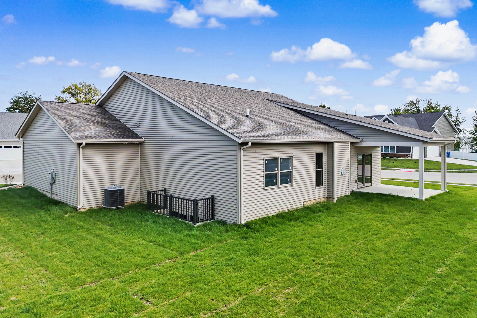 608 Kevin Road Blue Grass, IA 52726 - Photo 5 of 30