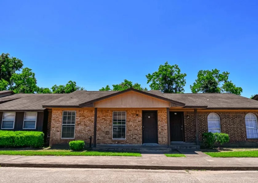 20598 Pine Island Road Hempstead, TX 77445 - Photo 4 of 8 a front view of a house with a garden