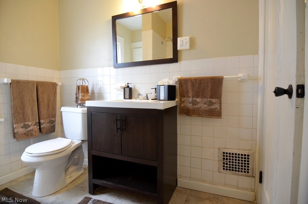 3251 Berkeley Road Cleveland, OH 44118 - Photo 3 of 18