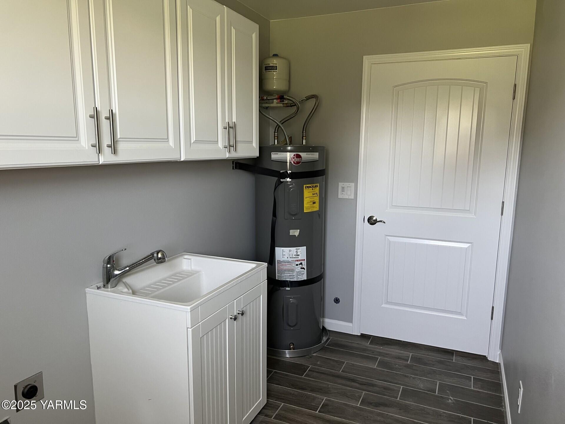 1108 2nd Avenue Granger, WA 98932 - Photo 8 of 13 a utility room with dryer and washer