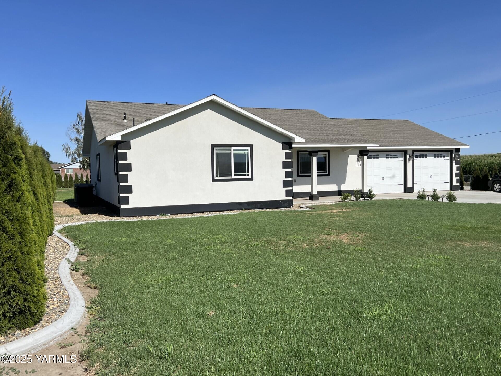 1108 2nd Avenue Granger, WA 98932 - Photo 10 of 13 a front view of house with yard and green space
