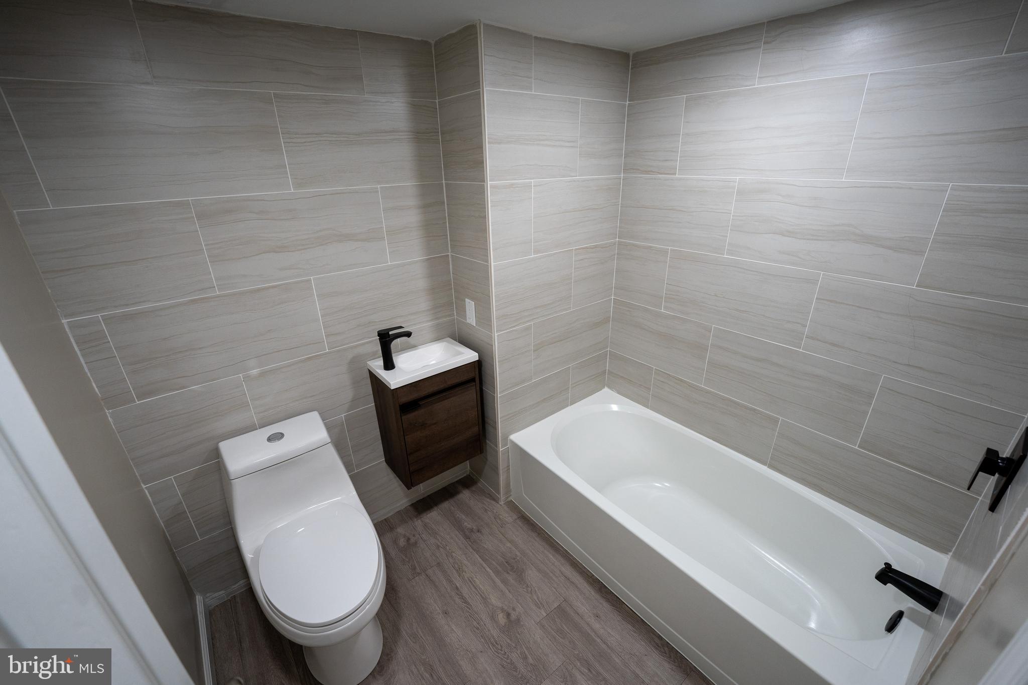 55 West Sharpnack Street Philadelphia, PA 19119 - Photo 22 of 35 1st Floor Unit - Full Bath