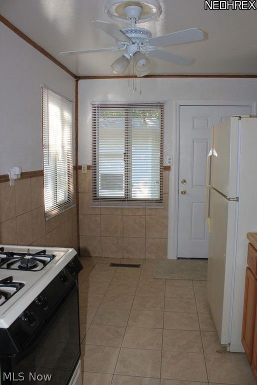 1920 Rookwood Road Cleveland, OH 44112 - Photo 3 of 21