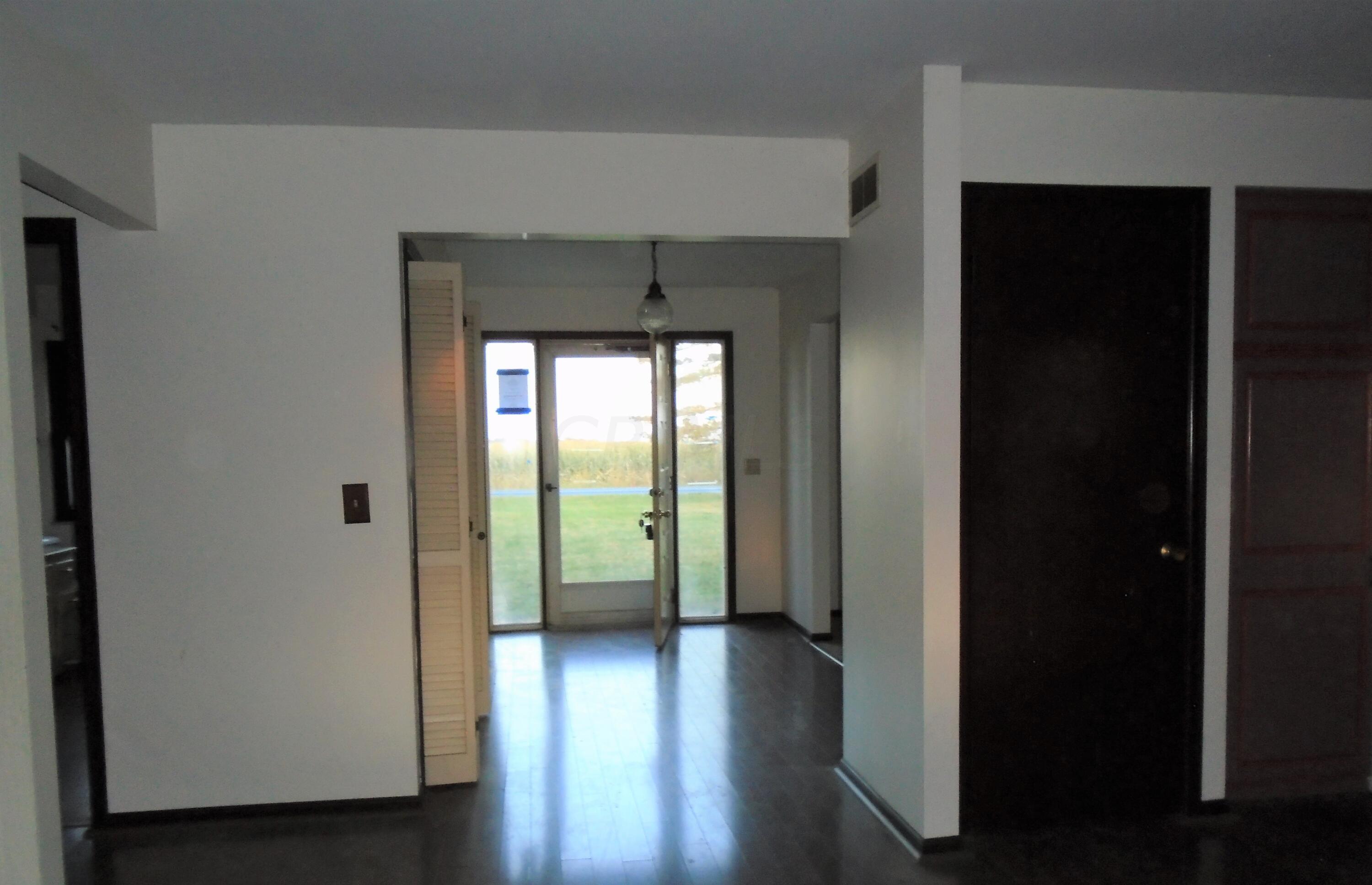 12705 Commercial Point Road Ashville, OH 43103 - Photo 14 of 28 Eating space to entry