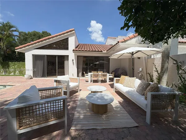 a view of a back yard