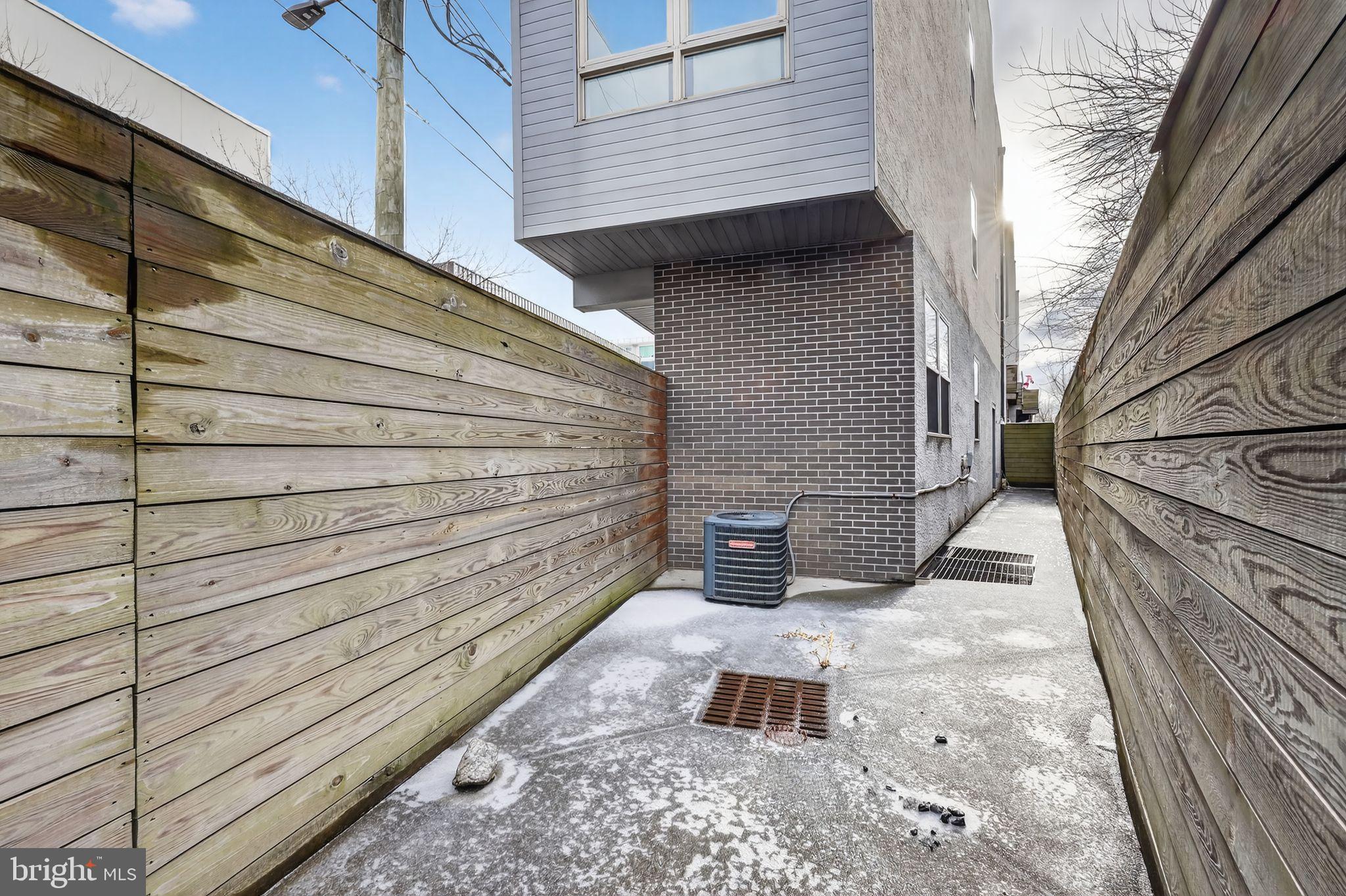 920 North Front Street Philadelphia, PA 19123 - Photo 10 of 28 a view of a back yard of the house