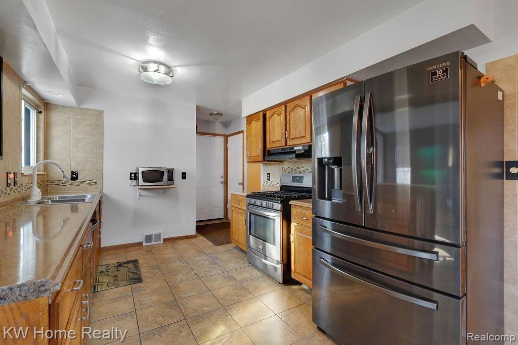 14064 Merriman Road Livonia, MI 48154 - Photo 5 of 24 GO0A8571.jpg