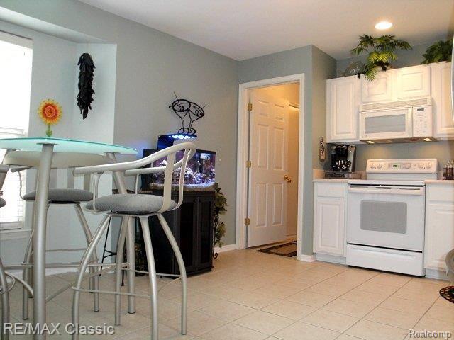 501 Cherry Grove Road, Unit 67 Canton, MI 48188 - Photo 6 of 25 Spacious Eat-In Kitchen