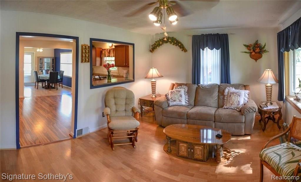 2677 Hessel Avenue Rochester Hills, MI 48307 - Photo 4 of 24