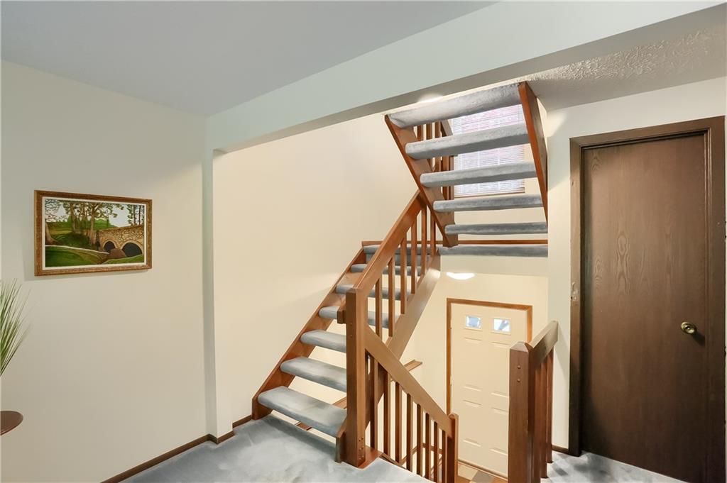 106 Old English Road Pittsburgh, PA 15237 - Photo 3 of 24 Gallery Image 3