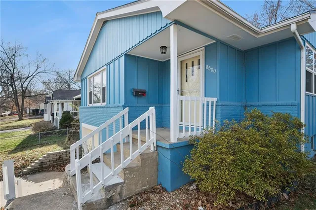 $365,000 | 8500 Robinson Street, Overland Park, KS 66212