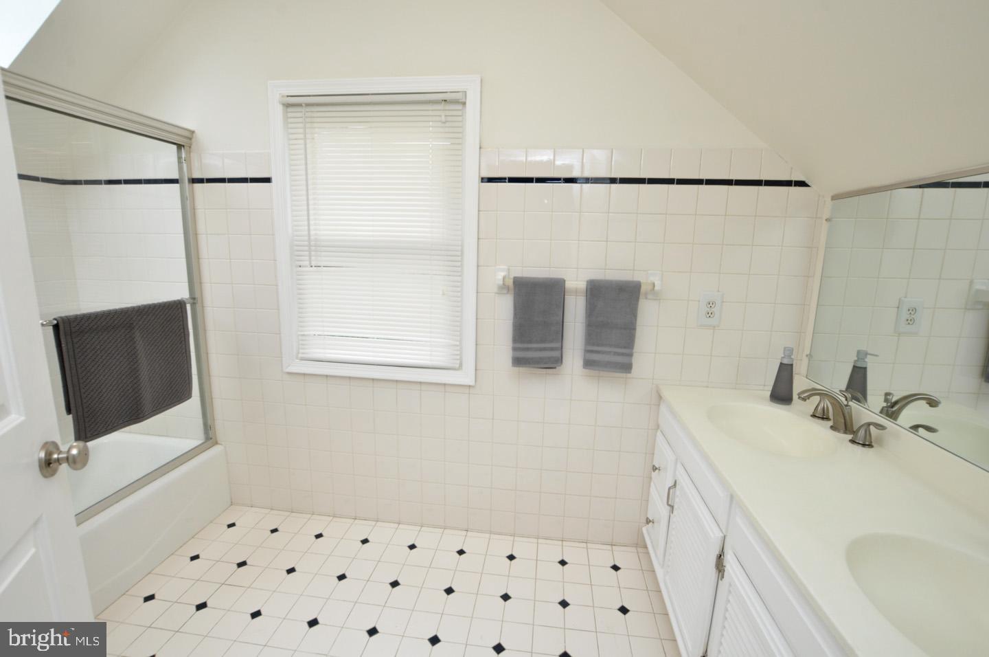 511 Devon Road Moorestown, NJ 08057 - Photo 16 of 19 2nd Floor Full Bath