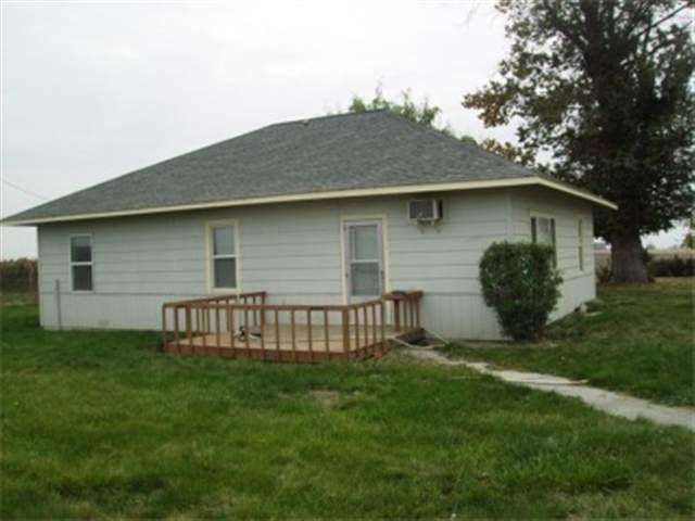 4051 Reeves Road Sunnyside, WA 98944 - Photo 2 of 9 a view of a house with a yard