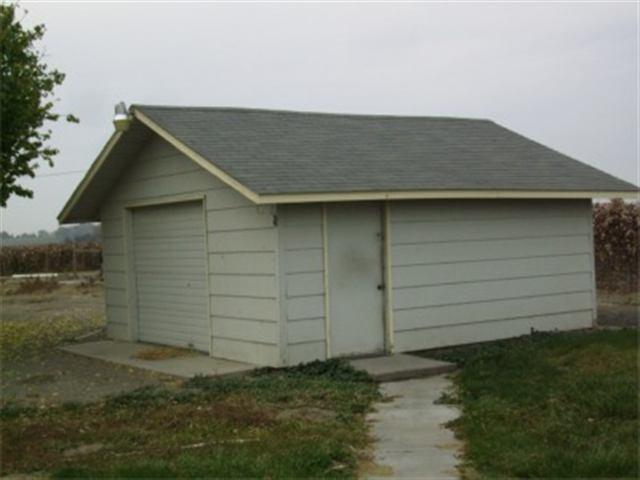 4051 Reeves Road Sunnyside, WA 98944 - Photo 3 of 9 a backyard of a house