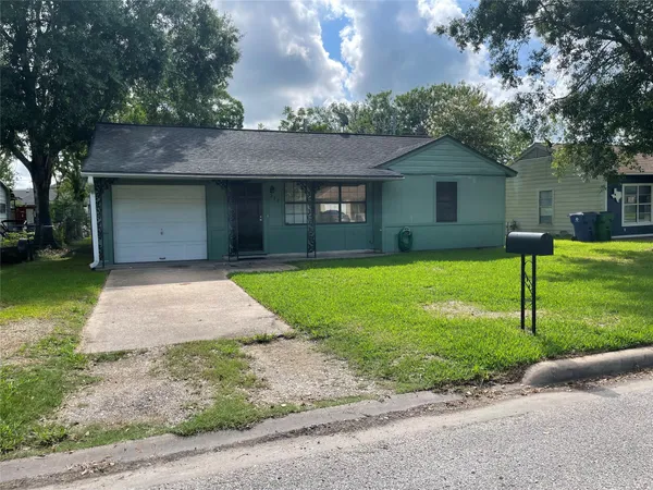 $1,550 | 317 Evans Street, Angleton, TX 77515