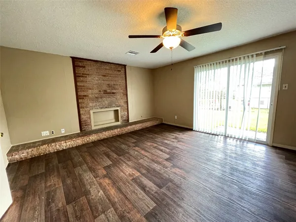 $1,550 | 317 Evans Street, Angleton, TX 77515