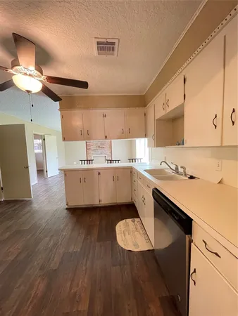 $1,550 | 317 Evans Street, Angleton, TX 77515