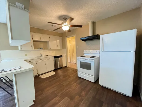 $1,550 | 317 Evans Street, Angleton, TX 77515