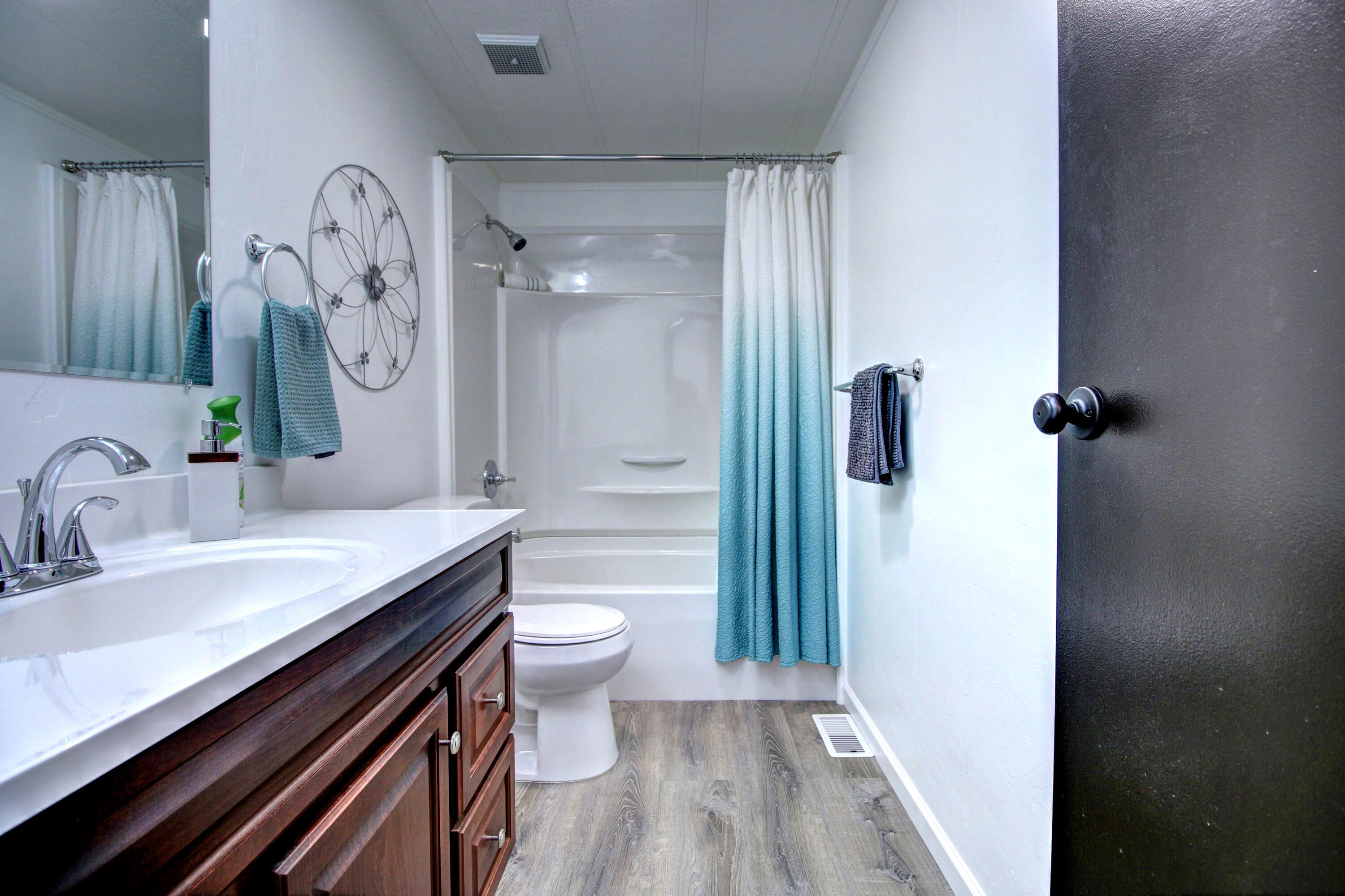 2001 Wards Creek Road Rogue River, OR 97537 - Photo 25 of 57 06 Guest Bathroom