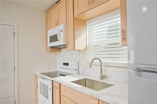 $2,000 | 17416 Los Alimos Street, Granada Hills, CA 91344